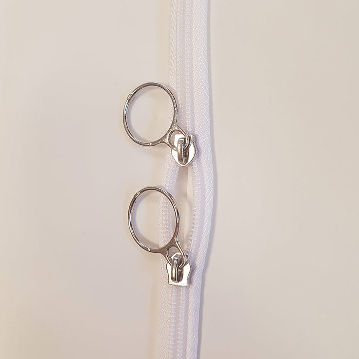 close up image of zip and twin ring pulls of the peva sl57 white body bag